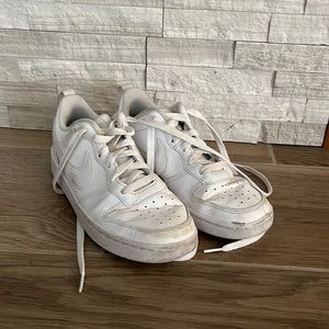 Used Air Force 1’s. US Size 5Y, UK 4.5, EUR 37.5, cm 23.5. Barely Worn